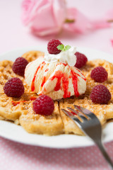 Heiße Waffel mit Eis und Himbeeren