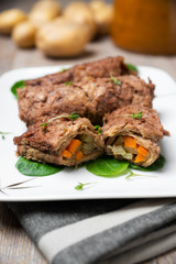 Vegane Sojarouladen gefüllt mit Gurke und Karotte