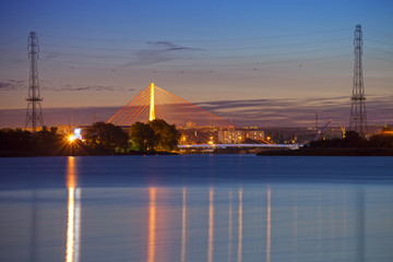 Obraz premium Wiszący most nocą w Gdańsku, Polska.