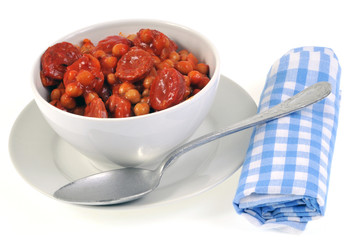 Un bol de pois chiches et chorizo