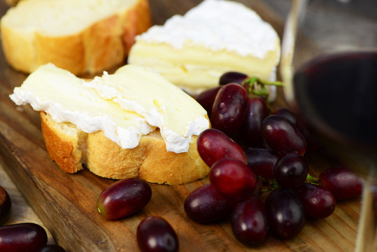 Käse mit Baguette und Rotwein