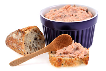 Ramequin de rillettes de saumon et pain