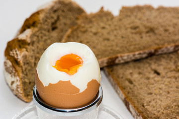 Frühstück mit Brot und Ei