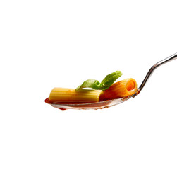 pasta al pomodoro su fondo bianco