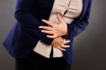 Obraz premium Closeup of woman with stomach issues