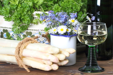 Spargel und Weißwein