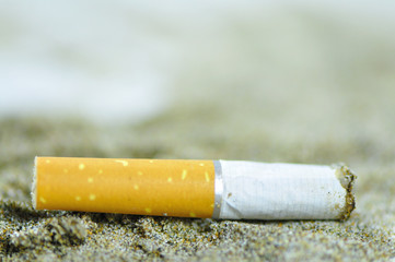 Mégot de cigarette sur la plage