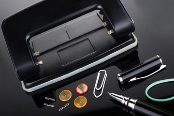 Büromaterial auf schwarzem Hintergrund