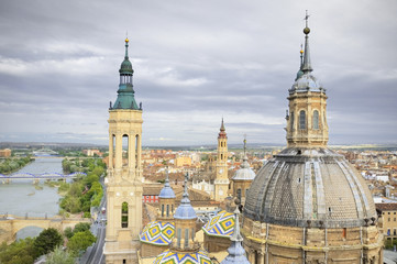 Obraz premium Aerial view of el Pilar cathedral-Basilica in Zaragoza, Spain