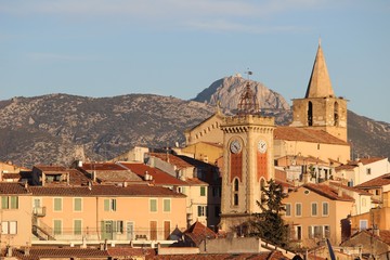 Centre ancien d'Aubagne et massif de la Sainte-Baume
