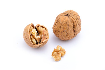 Noci isolate su sfondo bianco