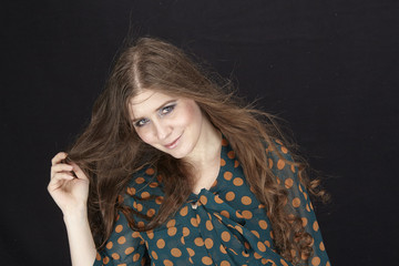 Frau mit gepunktetem Kleid