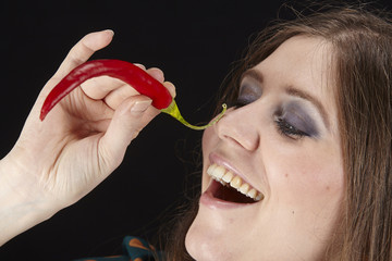 Frau mit Peperoni
