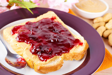 Erdnussbutter-Marmeladensandwich - Sandwich with peanut butter a