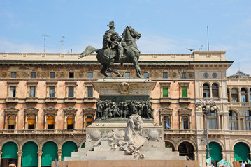 Fototapeta na wymiar Mediolan, Konny pomnik Wiktora Emanuela II