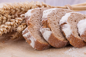 frisches hausgemachtes brot mit getreide auf holzbrett