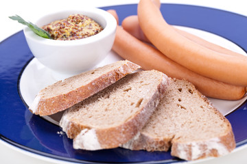geräucherte wiener würstchen mit tomaten garnitur