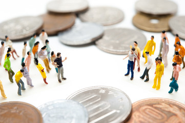お金に関して対立する集団