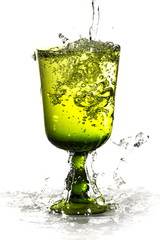 verre rempli d'eau qui dÃ©borde sur fond blanc