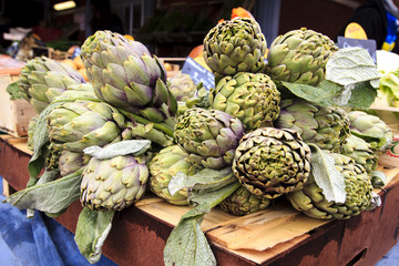 Obraz premium Artichokes at the market stall