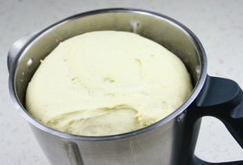 pâte à pain crue levée dans robot ménager