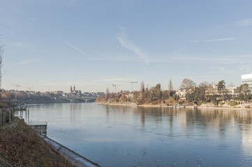 Fototapeta na wymiar Bazylea na rzece Ren, Stare Miasto z Münster, Szwajcaria