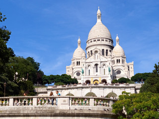 Fototapeta premium Paryż, Sacre-Coeur szerokie ujęcie z błękitnym niebem