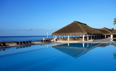 Piscine,transats et paillote en bord de Mer des Caraïbes