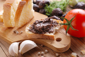 patè di olive nere sulla fetta di pane