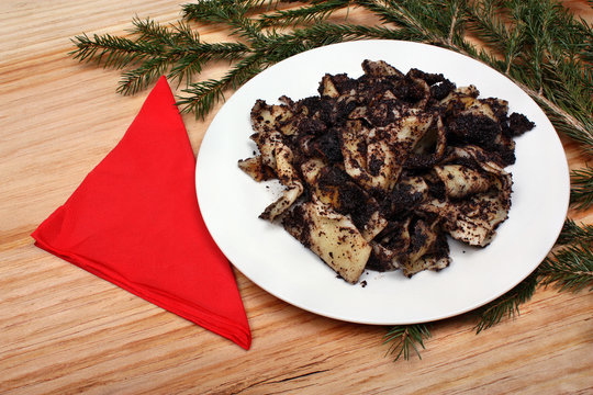 Noodles with poppy seeds and raisins