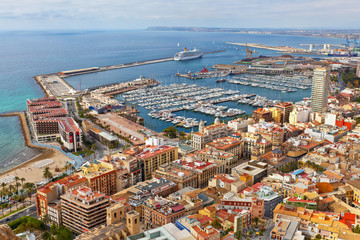 Fototapeta na wymiar Widok na port w Alicante, Hiszpania