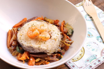 Pescado con gambas y verduras