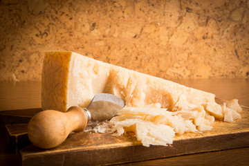 Formaggio grana con coltello