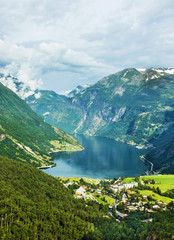 Fototapeta na wymiar Norwegia góry krajobraz i wieś w Geiranger fiord.