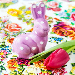 Osterhase und Tulpe