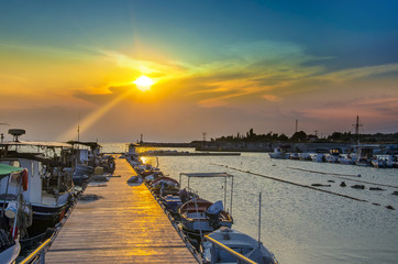 Obraz premium Colorful sunset sky shine over harbor boardwalk and boats