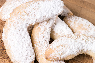 Vanillekipferl auf einem Holzbrett