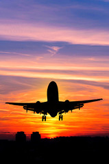Fototapeta na wymiar Samolot i zachód słońca