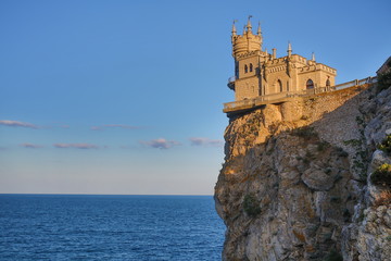 Fototapeta na wymiar Jaskółki Nest zamek na klifie w pobliżu morza