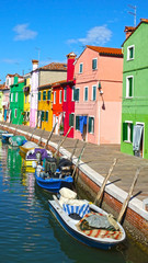 Fototapeta na wymiar kanał z łodzi na wyspie Burano, Wenecja, Włochy