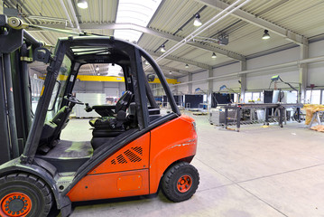 Gabelstapler in moderner Industrieanlage