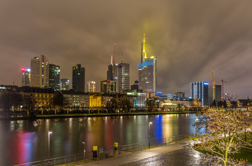 Obraz premium Frankfurt nad Menem w nocy, Niemcy