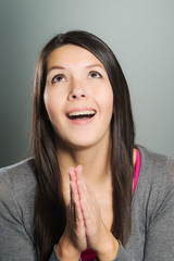 Fototapeta premium Emotionale Frau schlägt die Hände zusammen