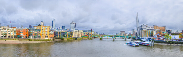 Fototapeta na wymiar Londyn skyline, Wielka Brytania - miasta z nowoczesnym budynku