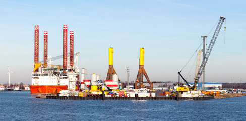 Obraz premium Hafen mit Hubschiff
