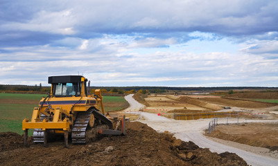 Planierraupe auf der Baustelle beim Straßenbau