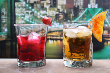 cocktails colorati New York sullo sfondo