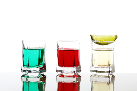 bevanda alcolica liquidi colorati su sfondo bianco