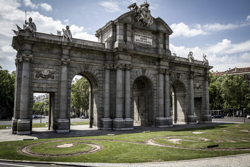 Obraz premium Puerta de Alcalá, Image of the city of Madrid, its characterist