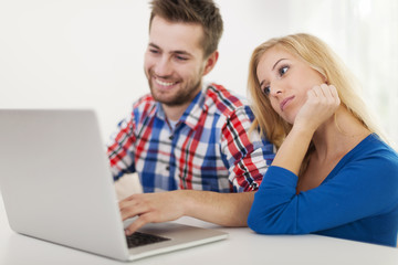 Obraz na płótnie Canvas Portrait of couple with contemporary laptop